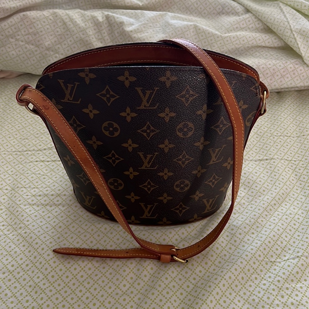 Louis Vuitton Monogram Drout crossbody bag!